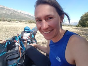 Karlien is net geland en klaar om haar spullen op te ruimen in Ager, Spanje