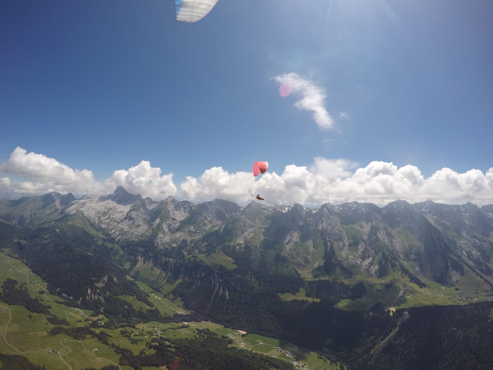 Karlien vliegt met haar Nova Mentor 5 in de Franse Alpen met perfecte wolkjes boven de toppen van de bergteken